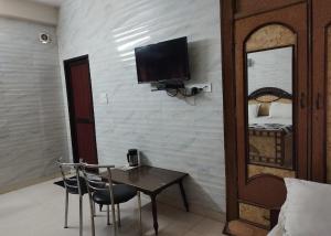 TV a/nebo společenská místnost v ubytování Hotel Purohit Sindhi Camp