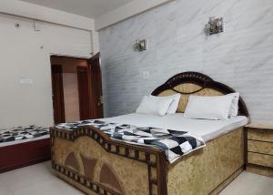 Postel nebo postele na pokoji v ubytování Hotel Purohit Sindhi Camp