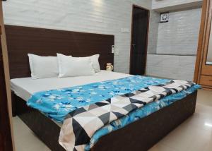 Postel nebo postele na pokoji v ubytování Hotel Purohit Sindhi Camp