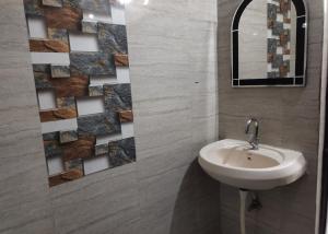 Koupelna v ubytování Hotel Purohit Sindhi Camp
