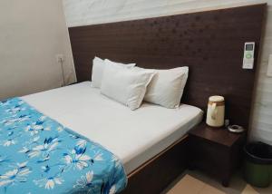 Postel nebo postele na pokoji v ubytování Hotel Purohit Sindhi Camp