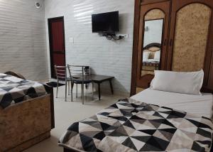 Postel nebo postele na pokoji v ubytování Hotel Purohit Sindhi Camp