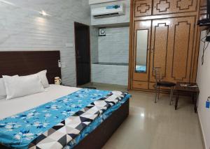 Postel nebo postele na pokoji v ubytování Hotel Purohit Sindhi Camp