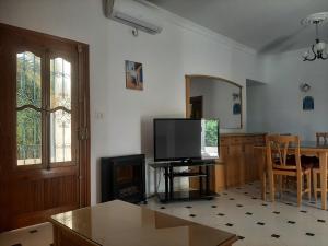 TV a/nebo společenská místnost v ubytování Maison Villa Sousse Chott-Meriem, jardin arboré, 400 m de la plage