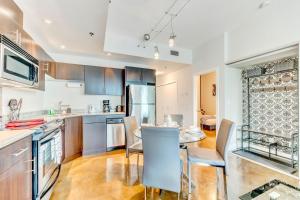 Kuchyň nebo kuchyňský kout v ubytování Luxury 2BR Condo - King Bed - Stunning City Views + 17 fotografií
