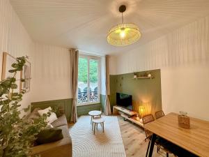Appartement T2 Eaux-Bonnes في أو-بون: غرفة معيشة مع أريكة وطاولة