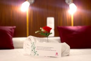 A bed or beds in a room at Hotel LIVVO Don Paco