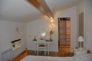 Foto dalla galleria di Large Cottage near Ruffec a Bernac