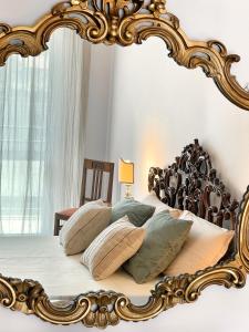 ein Schlafzimmer mit einem großen Spiegel auf einem Bett in der Unterkunft Sailor House Arona in Arona