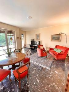 ein Wohnzimmer mit roten Möbeln und einem Tisch in der Unterkunft Sailor House Arona in Arona