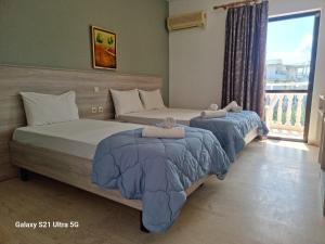 A bed or beds in a room at Alex Studios
