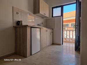 A kitchen or kitchenette at Alex Studios