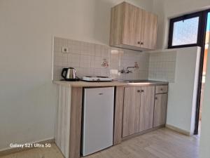 A kitchen or kitchenette at Alex Studios