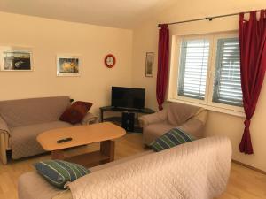 TV a/nebo společenská místnost v ubytování Apartment Pero
