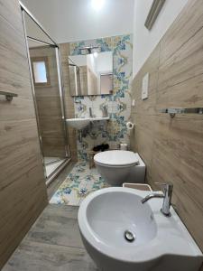 een badkamer met een wastafel en een toilet bij Perla Marina in Realmonte