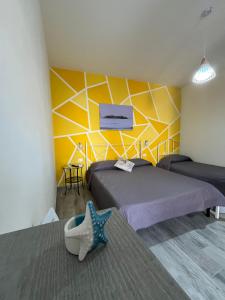 Pokój hotelowy z 2 łóżkami i rozgwiazdą na ścianie w obiekcie Perla Marina w mieście Realmonte