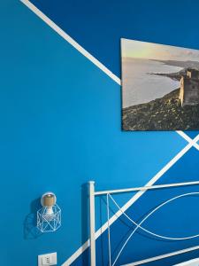 una foto colgada en una pared en una habitación en Perla Marina en Realmonte