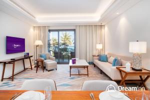 uma sala de estar com um sofá e uma mesa em Dream Inn - Address Beach Residence - Free Beach Access em Fujairah