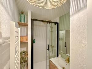 Appartement T2 Eaux-Bonnes في أو-بون: حمام مع دش ومغسلة