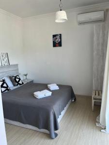 um quarto com uma cama com duas toalhas em Junona em Makhinjauri
