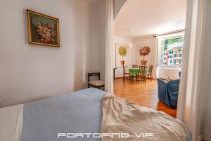 ein Schlafzimmer mit einem Bett und ein Wohnzimmer in der Unterkunft Your Window on Portofino by PortofinoVip in Portofino