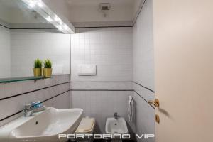 Kúpeľňa v ubytovaní Your Window on Portofino by PortofinoVip
