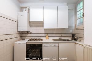 Kuchyňa alebo kuchynka v ubytovaní Your Window on Portofino by PortofinoVip