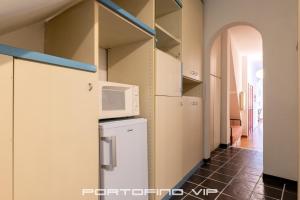 Kuchyňa alebo kuchynka v ubytovaní Your Window on Portofino by PortofinoVip
