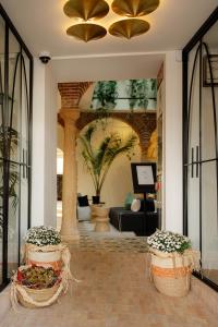 La Fonda Heritage Hotel Luxury, Relais & Châteaux في مربلة: لوبي وسلاتين كبيرتين على الارض