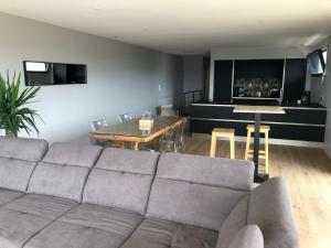 een woonkamer met een bank en een tafel bij La Villa in Brive-la-Gaillarde