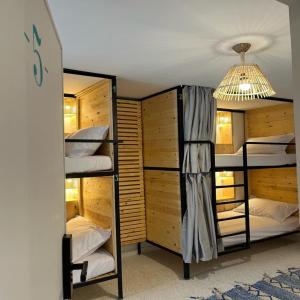 una camera con tre letti a castello in una casa di Socco Hostel a Tangeri