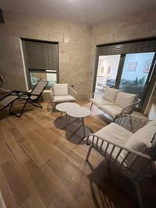 Ruang duduk di Sunset suite - step from the beach