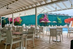 ein Restaurant mit Tischen und Stühlen und einem Pool in der Unterkunft UK Hotel Kiriş in Antalya