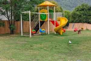 einen Park mit Spielplatz mit Rutsche in der Unterkunft UK Hotel Kiriş in Antalya