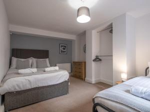 - une chambre avec 2 lits et une fenêtre dans l'établissement Spacious City Sanctuary, à Newcastle upon Tyne