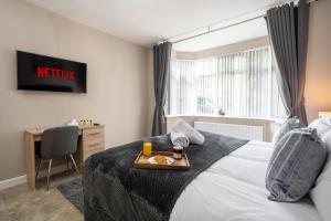 Katil atau katil-katil dalam bilik di Stunning 5 Bed House - Central Solihull, NEC, B'ham Airport, Business and Leisure Stays