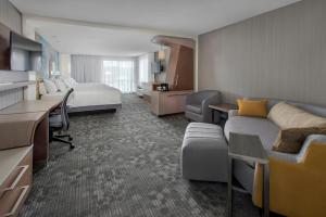 una camera d'albergo con letto e scrivania di Courtyard by Marriott Schenectady at Mohawk Harbor a Schenectady