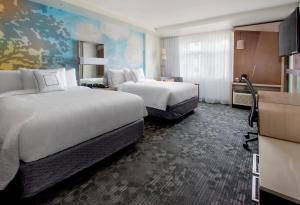 Postel nebo postele na pokoji v ubytování Courtyard by Marriott Schenectady at Mohawk Harbor