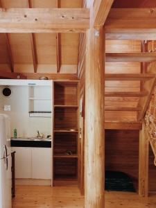 una cucina con scale in legno in una casa di MARUTA 和歌山すさみ a Susami