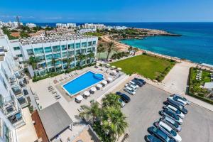 una vista aérea de un complejo con piscina y aparcamiento en ALICIA - Beachfront Apartment, en Paralimni