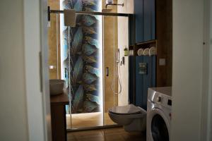 Un baño con ducha, inodoro y lavabo. en Apartament Bulwary 3, en Oświęcim 54 fotos más