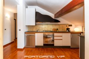 Kuchyň nebo kuchyňský kout v ubytování Attico by PortofinoVip