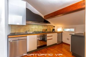 Kuchyň nebo kuchyňský kout v ubytování Attico by PortofinoVip