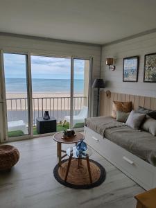 1 dormitorio con cama y vistas a la playa en Week end romantique FACE A LA MER, en Narbonne-Plage