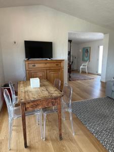 A television and/or entertainment centre at Boutique Art Villa Maria