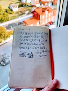 une personne détenant un livre avec écriture dans l'établissement López Estación, à Sarria