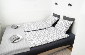 Łóżko lub łóżka w pokoju w obiekcie Casa de Dinca, 2 bedroom, big balcony, free parking zone