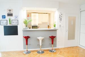 cocina con 2 taburetes rojos en una habitación en Casa de Dinca, 2 bedroom, 6 persons, free parking zone, en Zagreb