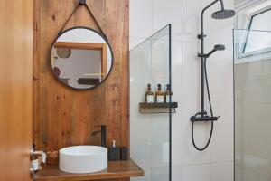 y baño con lavabo y espejo. en Yeotown Health Retreat en Arco da Calheta