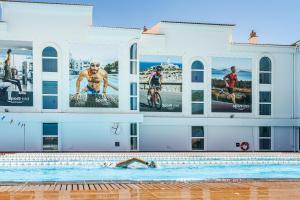 Bazén v ubytovaní Hoposa Hotel & Apartaments VillaConcha alebo v jeho blízkosti